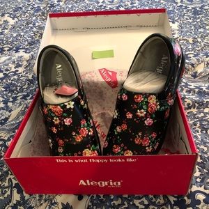 Algeria shoes, never worn.